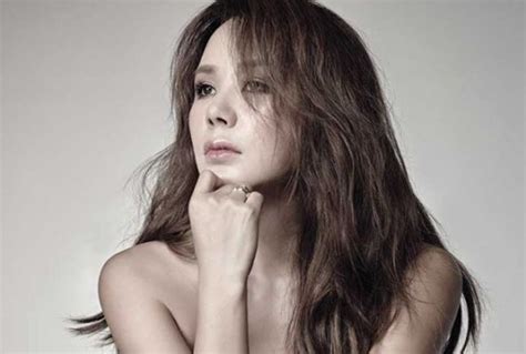 Le Miracle de la Musique: Uhm Jung-hwa et le Retour Triomphal d'une Icône K-Pop après 7 Ans d'Absence